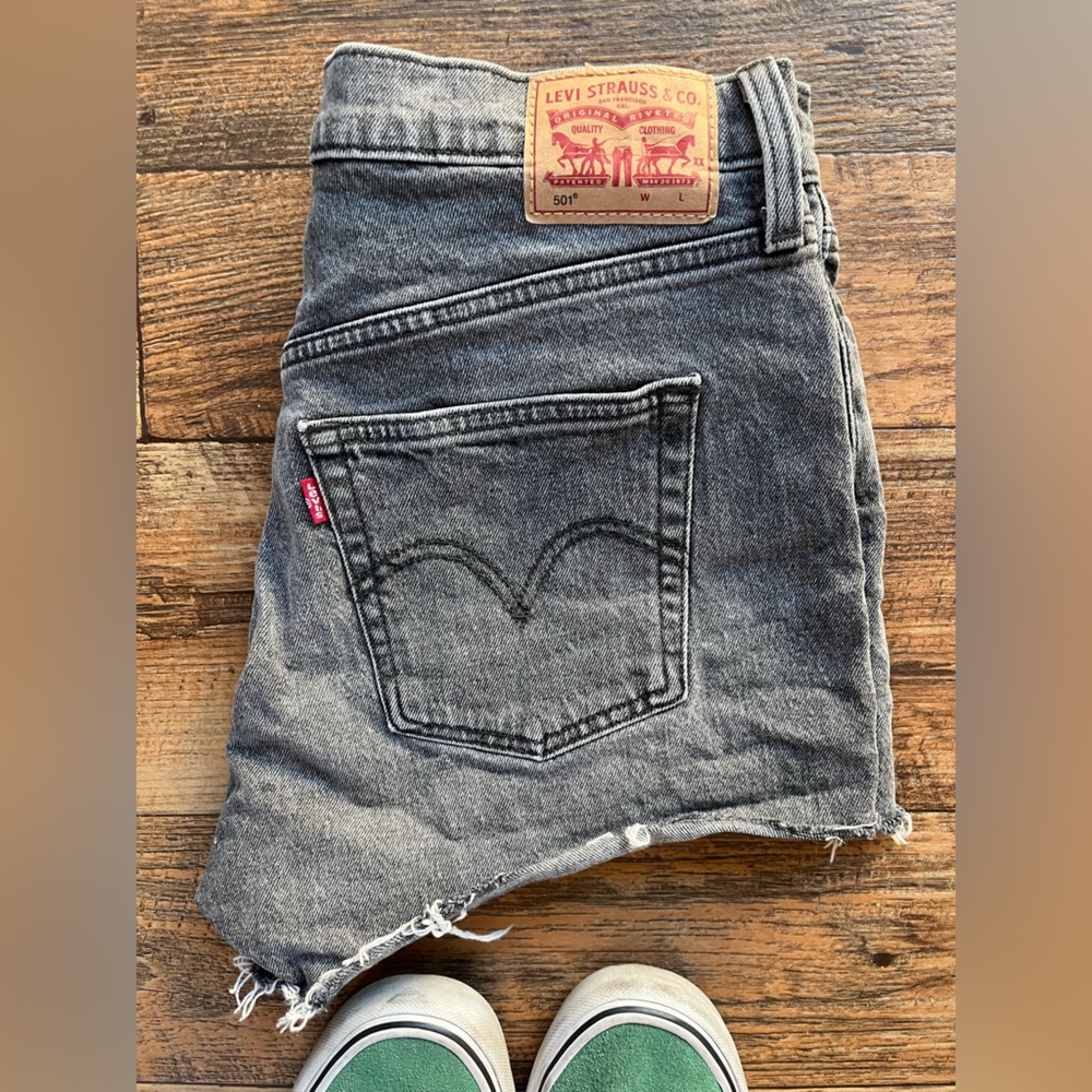 Levi's Women's 501 Original Shorts- Button enclosure- gray/ black wash✨